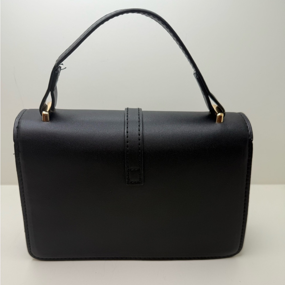 Elegant Black Crossbody Handbag with Gold Buckle – Versatile & Chic